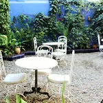 雷纳新卡媒介酒店