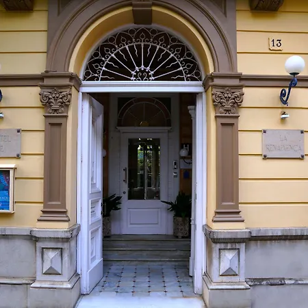 雷纳新卡媒介酒店 *