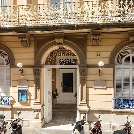 Medium Renaixenca Готель *