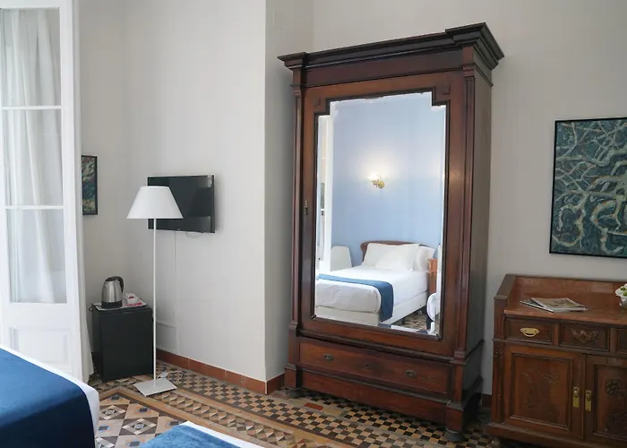 雷纳新卡媒介酒店