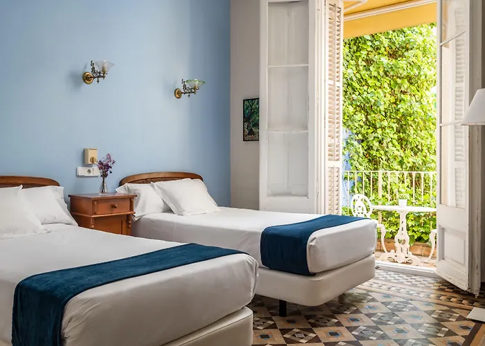 雷纳新卡媒介酒店 *