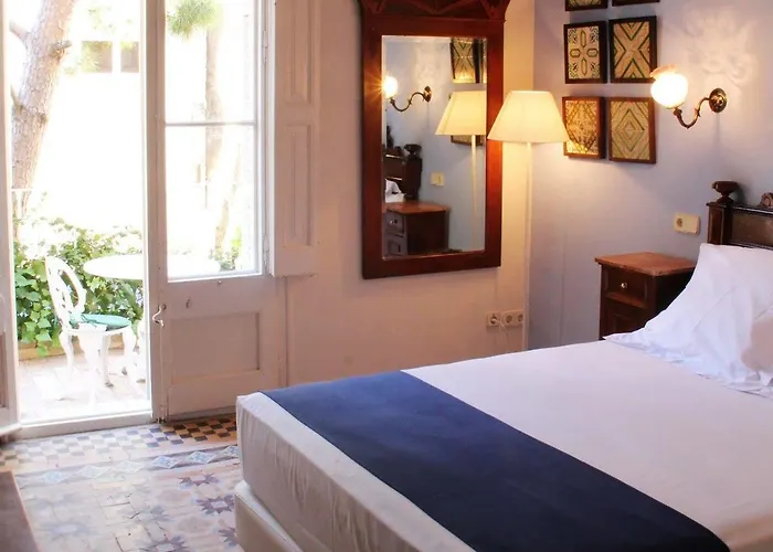 雷纳新卡媒介酒店 *